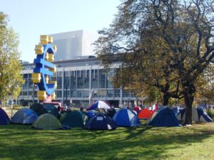Quelle: http://upload.wikimedia.org/wikipedia/commons/d/d6/OccupyFrankfurt_October2011_tents.JPG